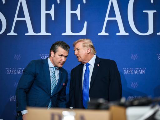 US-Präsident Donald Trump (r), unterhält sich mit Verteidigungsminister Pete Hegseth,  während des Rundtischgesprächs der Memphis Safe Task Force 