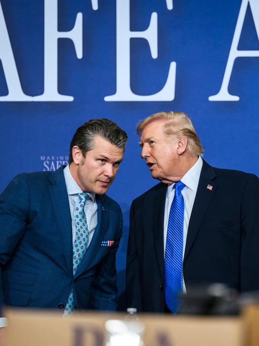 US-Präsident Donald Trump (r), unterhält sich mit Verteidigungsminister Pete Hegseth,  während des Rundtischgesprächs der Memphis Safe Task Force 