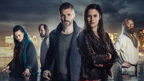 Die Kommissarin Alfhildr (Krista Kosonen, vorne r.) und ihr Partner Haaland (Nicolai Cleve Broch, vorne l.) übernehmen den Fall. Olav Haraldsson (Tobias Santelmann, r.), die Schamanin Volva (Hedda Stiernstedt, l.), und Buchautor John Roberts (Paul Kaye): Die Charaktere stehen hintereinander und blicken in die Kamera.