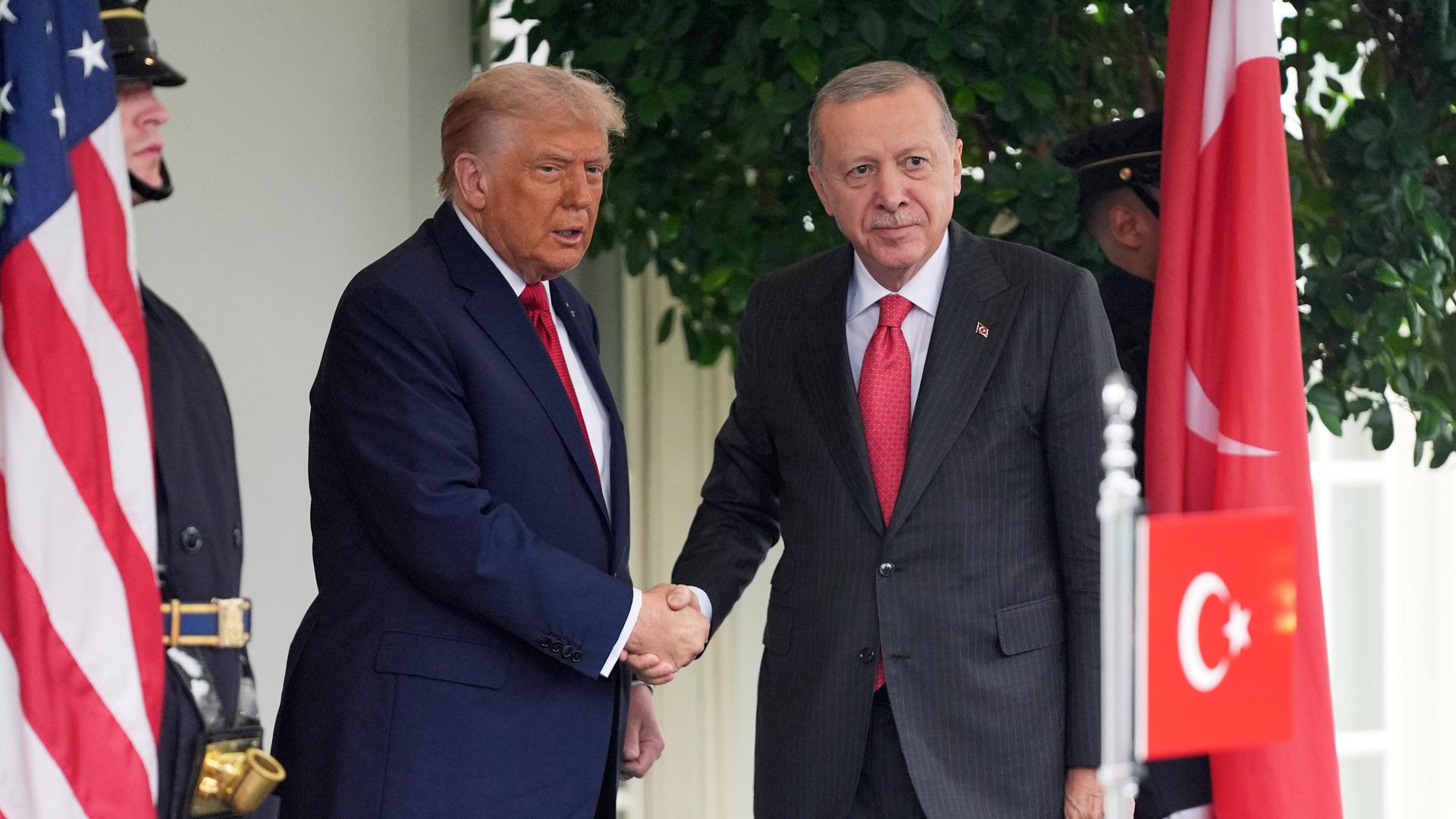 Donald Trump und Recep Tayyip Erdogan schütteln sich am Weißen Haus die Hände. Erdogan lächelt ein wenig.