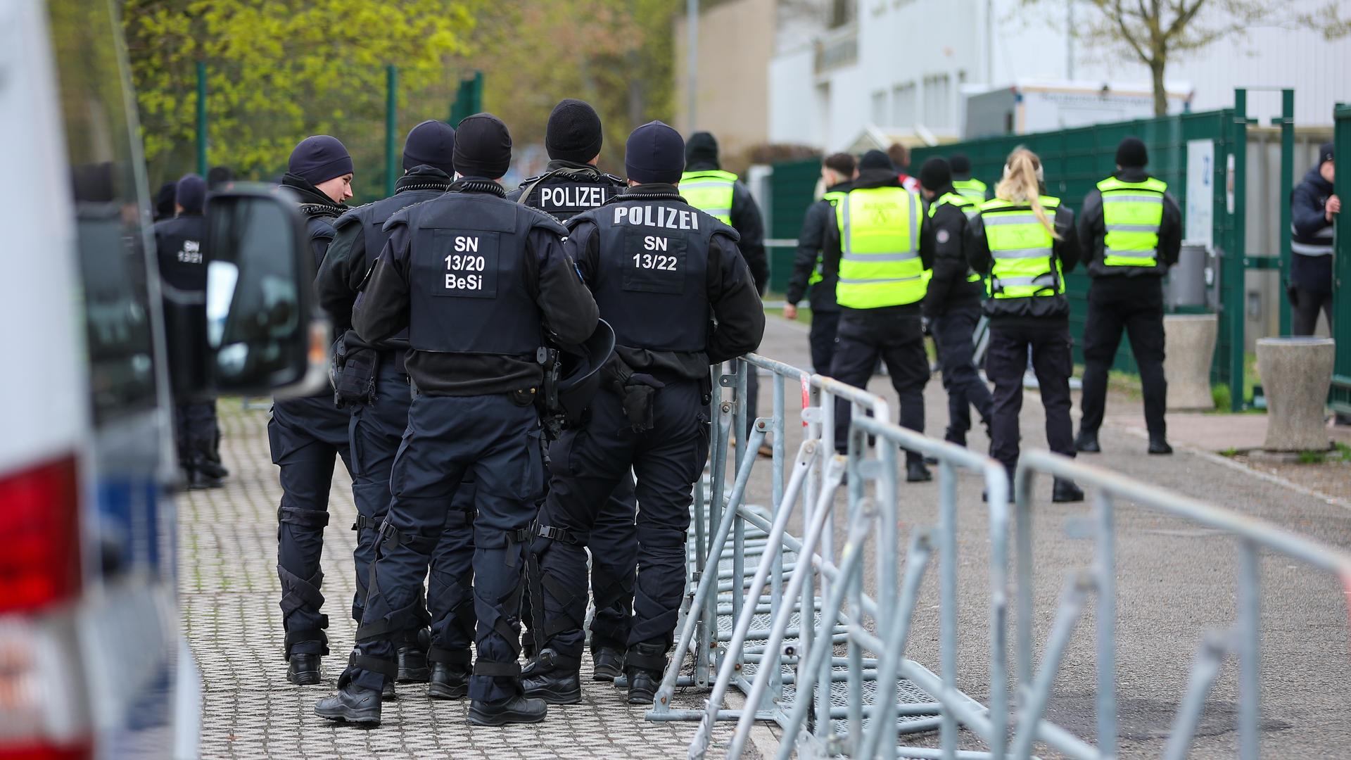 Einsatzkräfte der Polizei und Ordner sichern das Stadionumfeld bei einem Fussballspiel 