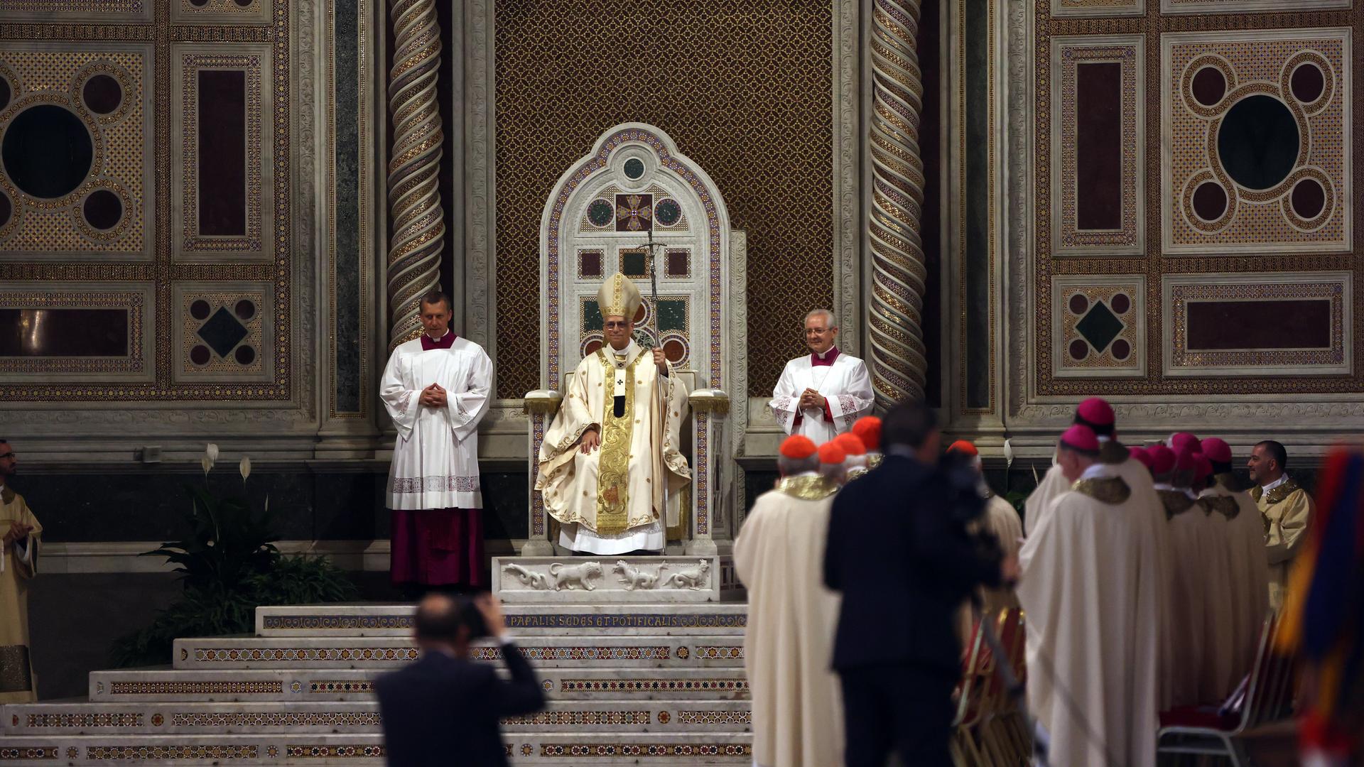 Papst Leo XIV. sitzt auf dem Bischofsthron in der Lateranbasilika. Papst Leo XIV. sitzt auf dem Bischofsthron in der Lateranbasilika.