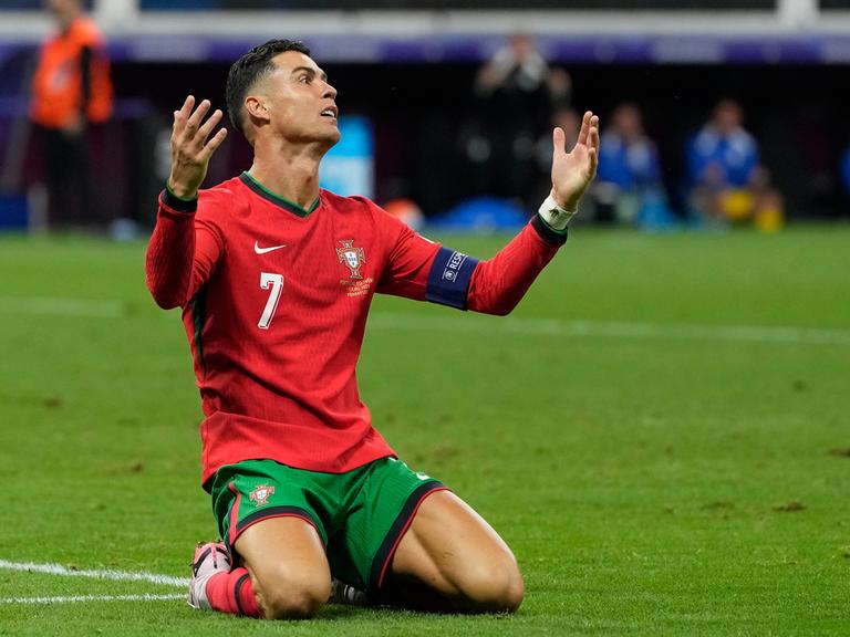 Cristiano Ronaldo ärgert sich auf dem Rasen beim EM-Achtelfinale Portugal gegen Slowenien am 1. Juli 2024. 