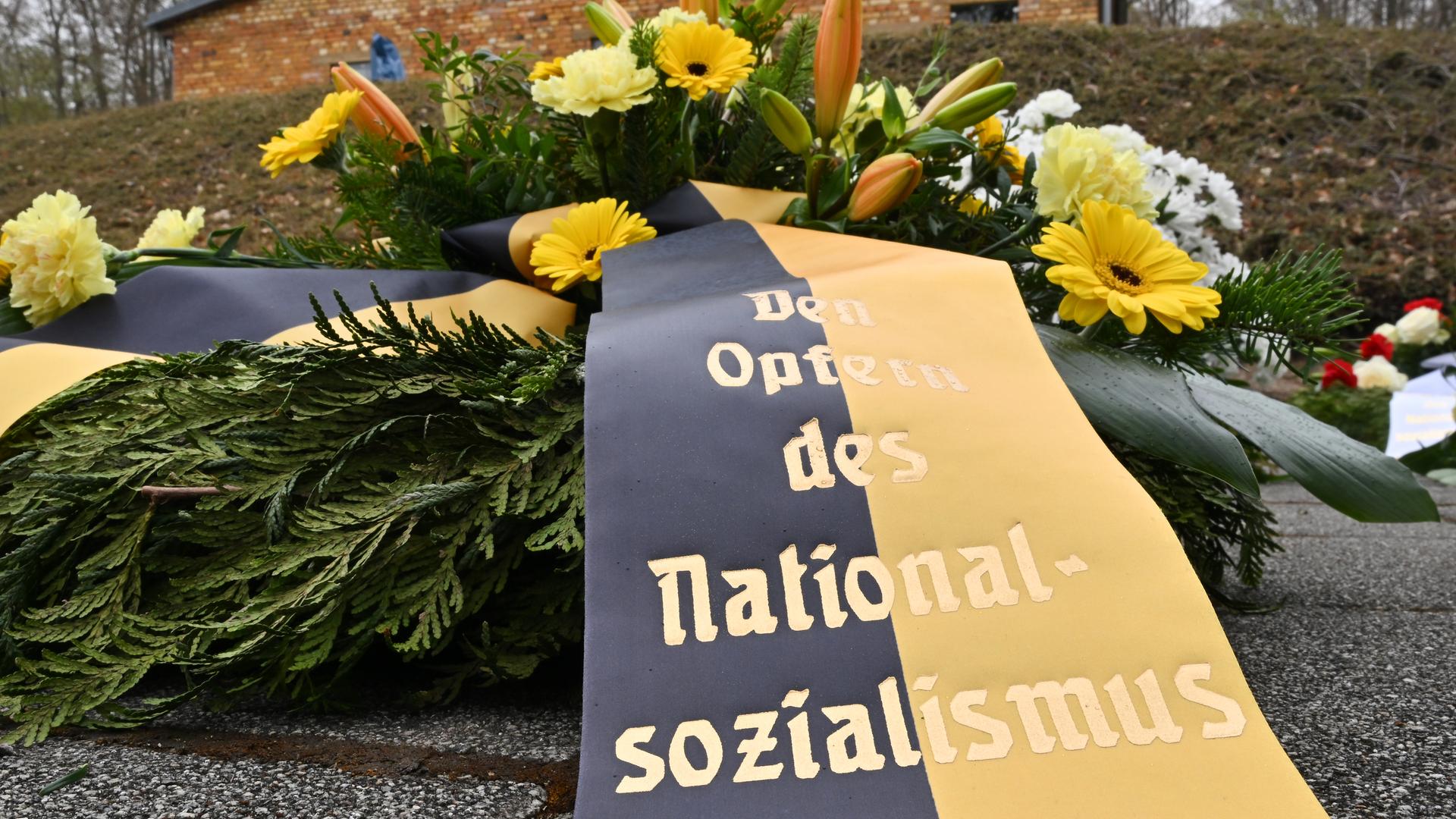 Kränze liegen vor dem Krematorium in der KZ-Gedenkstätte Mittelbau-Dora am 81. Jahrestag der Befreiung des Konzentrationslagers Mittelbau-Dora bei Nordhausen.