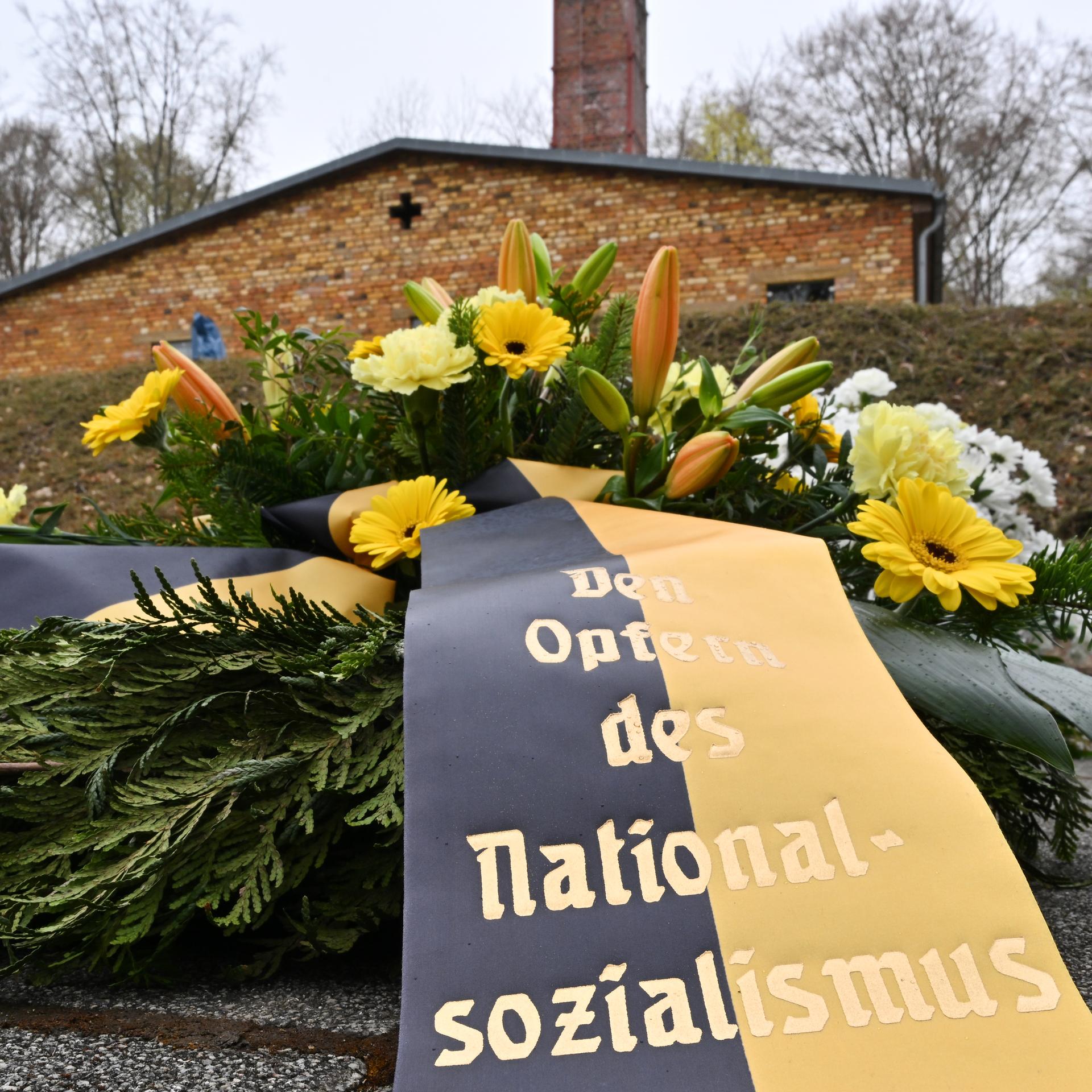 Kränze liegen vor dem Krematorium in der KZ-Gedenkstätte Mittelbau-Dora am 81. Jahrestag der Befreiung des Konzentrationslagers Mittelbau-Dora bei Nordhausen.