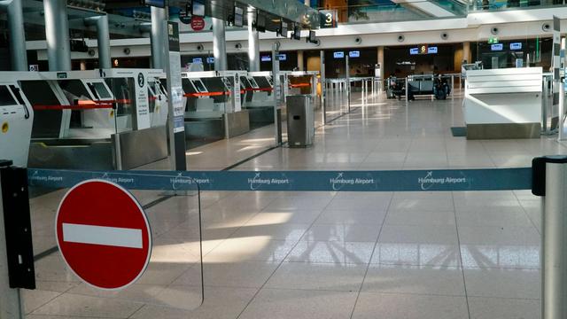 Eine Reihe von Schaltern am Flughafen in Hamburg. Im Vordergrund ist ein Durchgang-verboten-Schild. Die Halle ist leer. Es ist kein Mensch zu sehen.