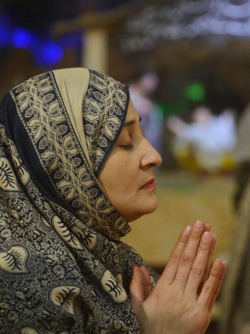 In einer Kirche in Pakistan beten Gläubige im Weihnachtsgottestdienst.