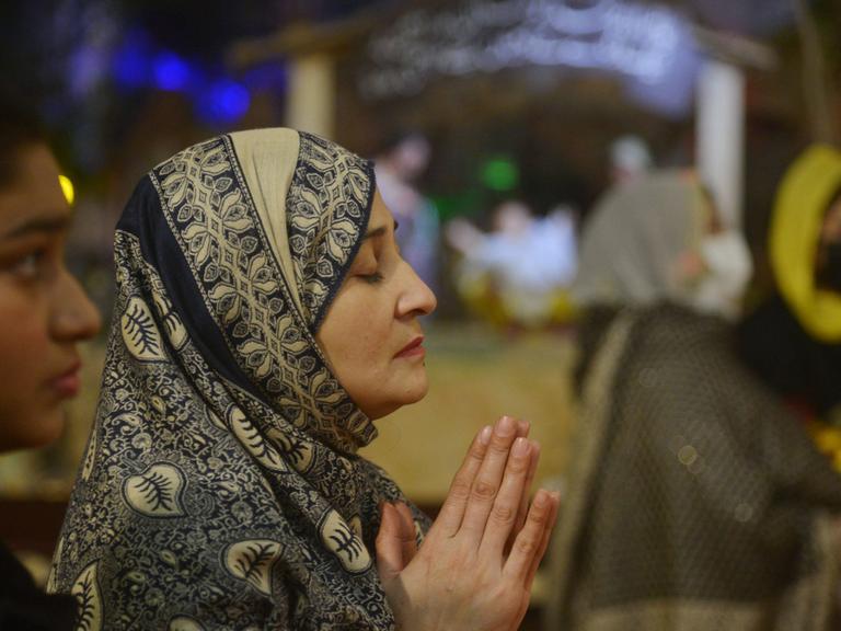 In einer Kirche in Pakistan beten Gläubige im Weihnachtsgottestdienst.