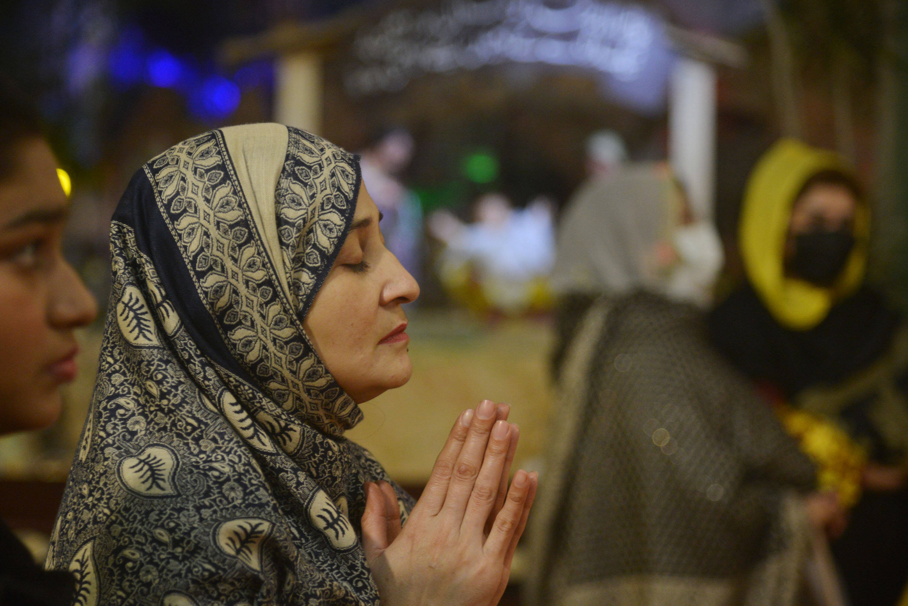 In einer Kirche in Pakistan beten Gläubige im Weihnachtsgottestdienst.