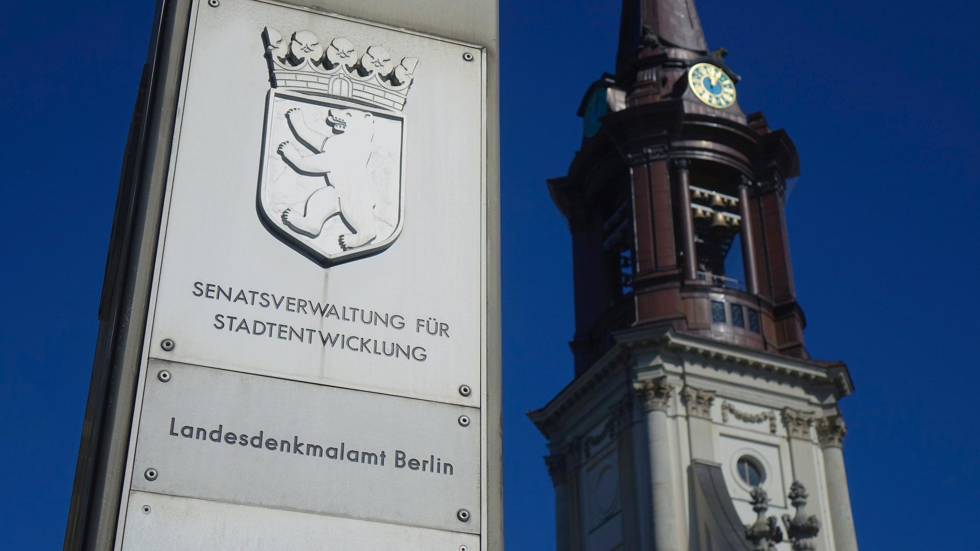 Schilder der Senatsverwaltung für Stadtentwicklung und Landesdenkmalamt Berlin stehen vor der Parochialkirche.
