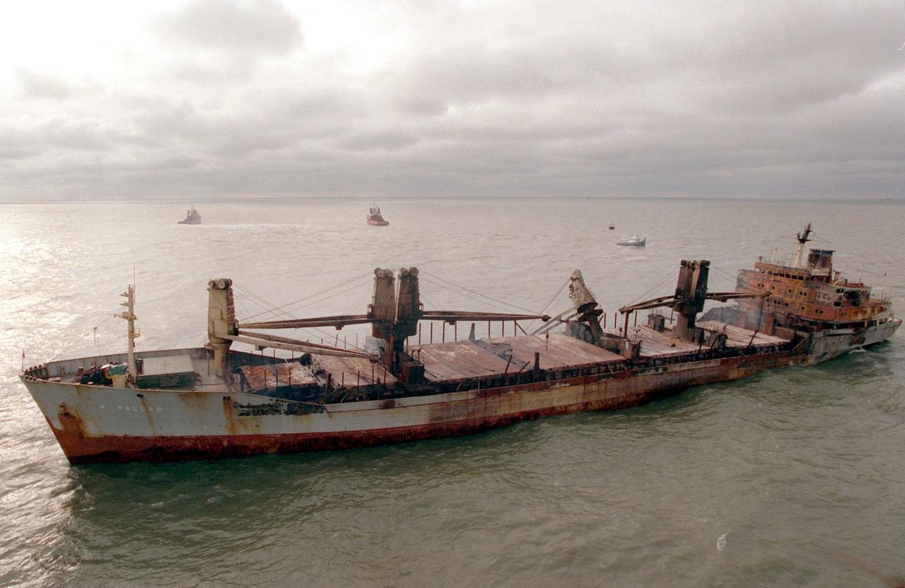 Der auf Grund liegende Frachters "Pallas" liegt 1998 havariert vor der Insel Amrum