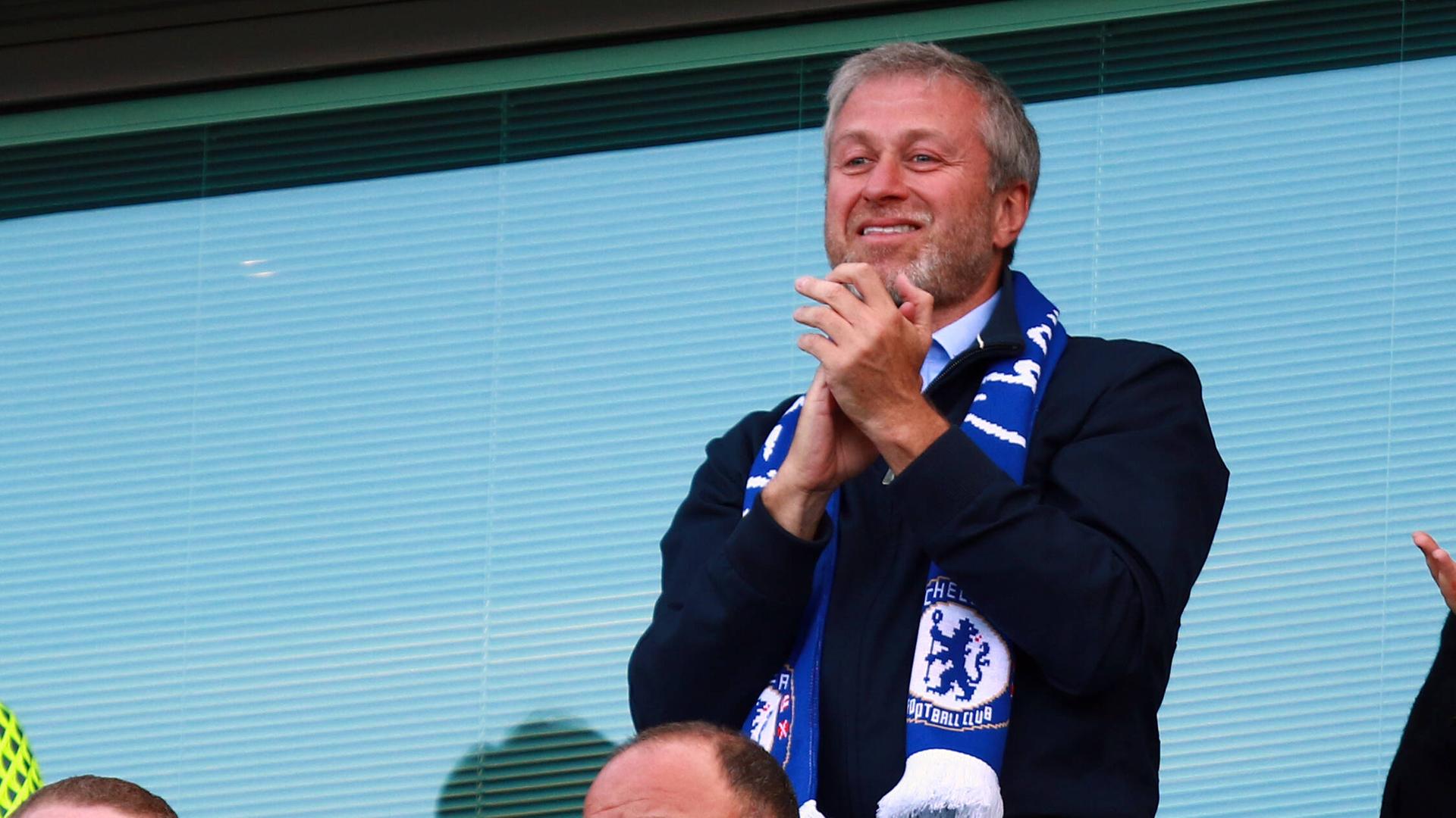 Der russische Oligarch Roman Abramowitsch mit einem Chelsea-Schal auf der Tribüne seines Vereins
