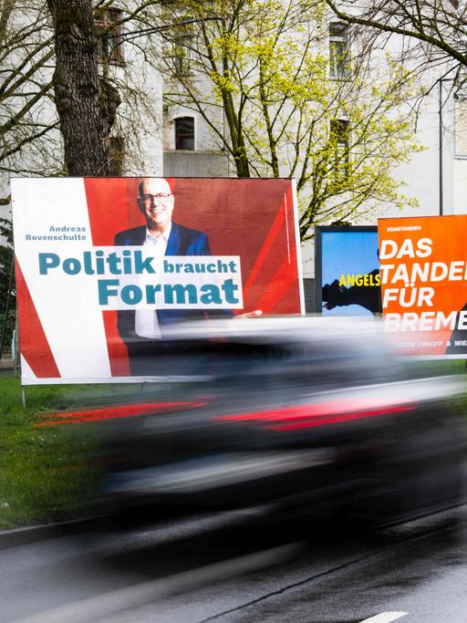 Wahlplakate verschiedener Parteien stehen an einer Straße in Bremen.
