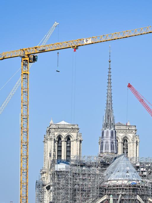 Blick auf die Baustelle Notre-Dame de Paris: In der Bildmitte ist die zum Teil eingerüstete Kathedrale zu sehen, links und rechts Baukräne.