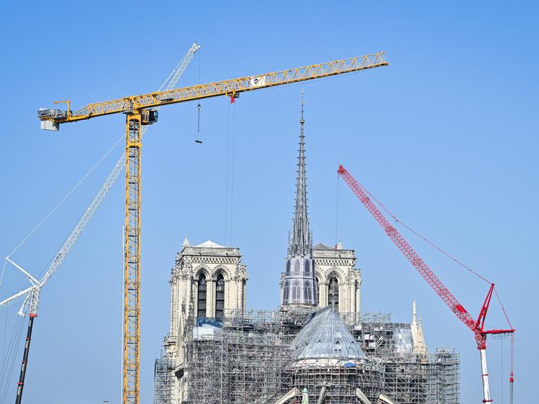 Blick auf die Baustelle Notre-Dame de Paris: In der Bildmitte ist die zum Teil eingerüstete Kathedrale zu sehen, links und rechts Baukräne.