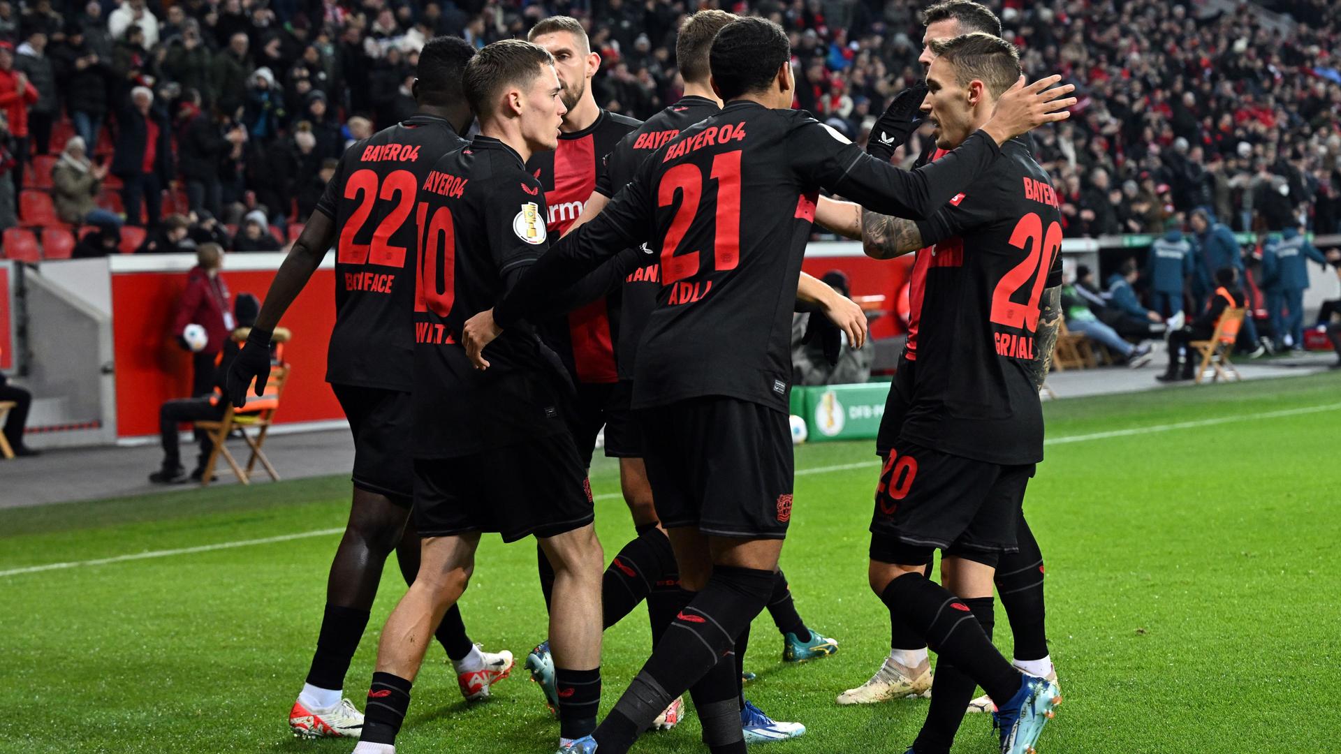 Leverkusens Spieler bejubeln das Tor DFB-Pokal:zum 1:0 gegen Paderborn.