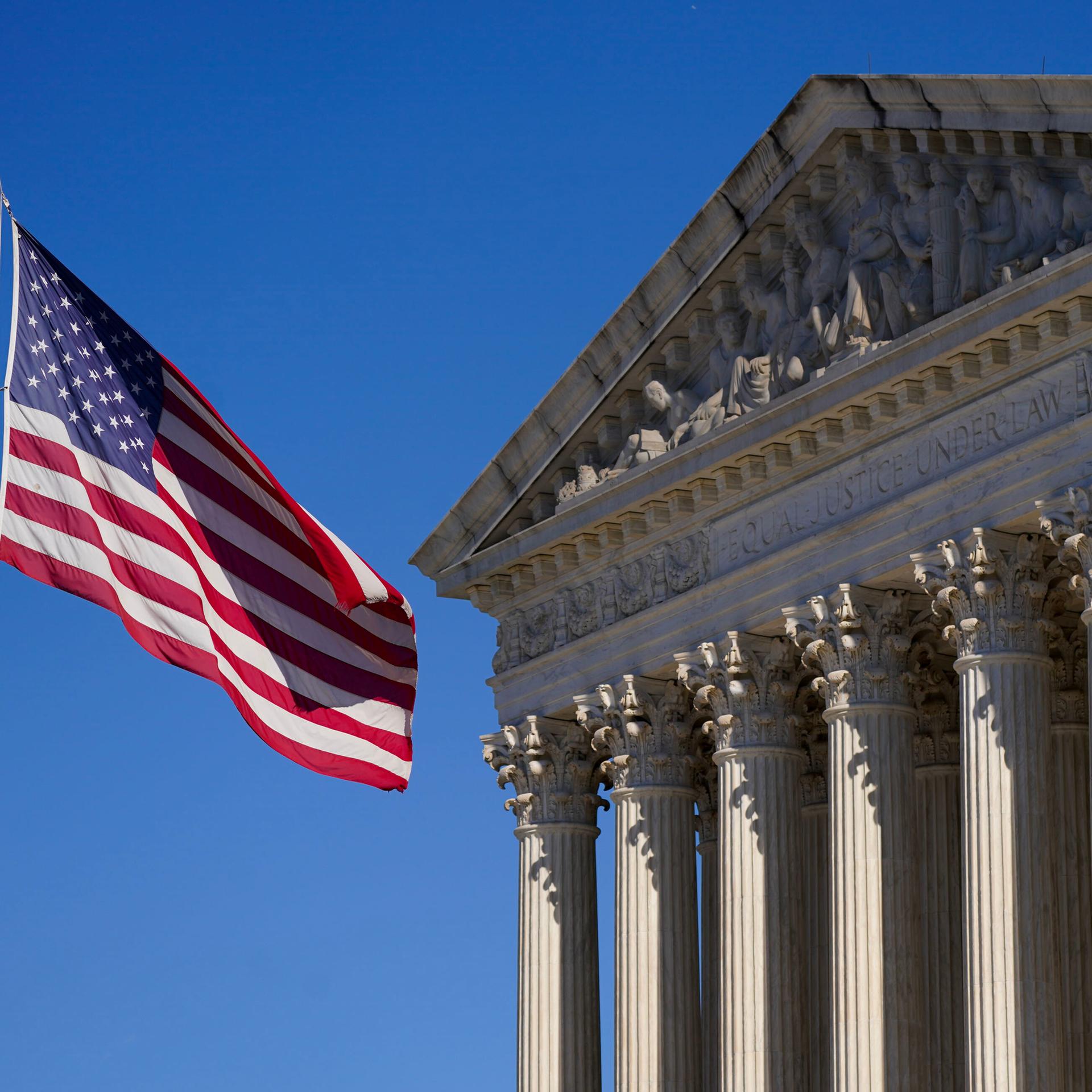 Eine US-Flagge weht im Wind vor dem Gebäude des Supreme Court in Washington mit der Inschrift "Equal justice under law". Eine US-Flagge weht im Wind vor dem Gebäude des Supreme Court in Washington mit der Inschrift "Equal justice under law".
