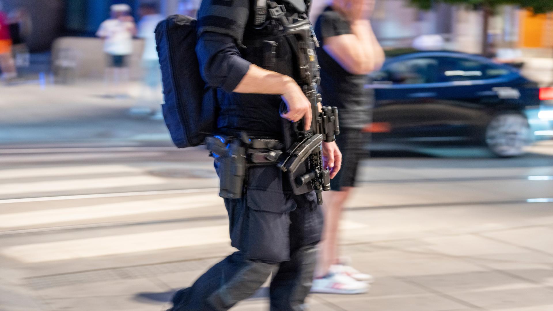 Nach Schüssen in einem Nachtclub in Norwegens Hauptstadt Oslo patrouilliert ein bewaffneter Polizist im Juni 2022 durch das betroffene Gebiet. 