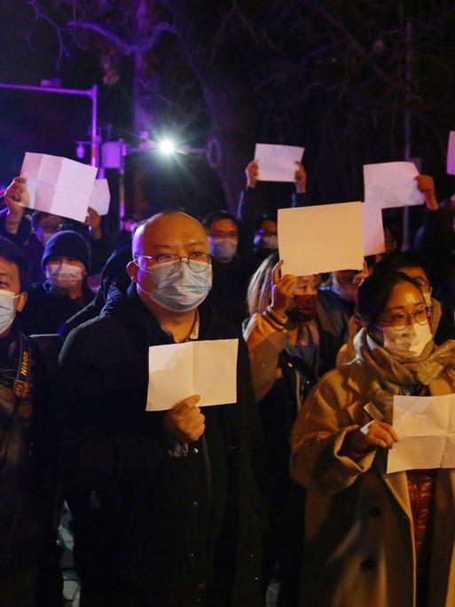 Menschen protestieren am 27. November 2022 in Peking gegen Zero-Covid. Die Menschen hielten ein weißes Blatt hoch, um ihren Protest gegen die Zero-Covid-Politik zum Ausdruck zu bringen, und riefen: „Keine PCR-Tests mehr, wir brauchen Freiheit.“ ( Yomiuri Shimbun über AP Images)