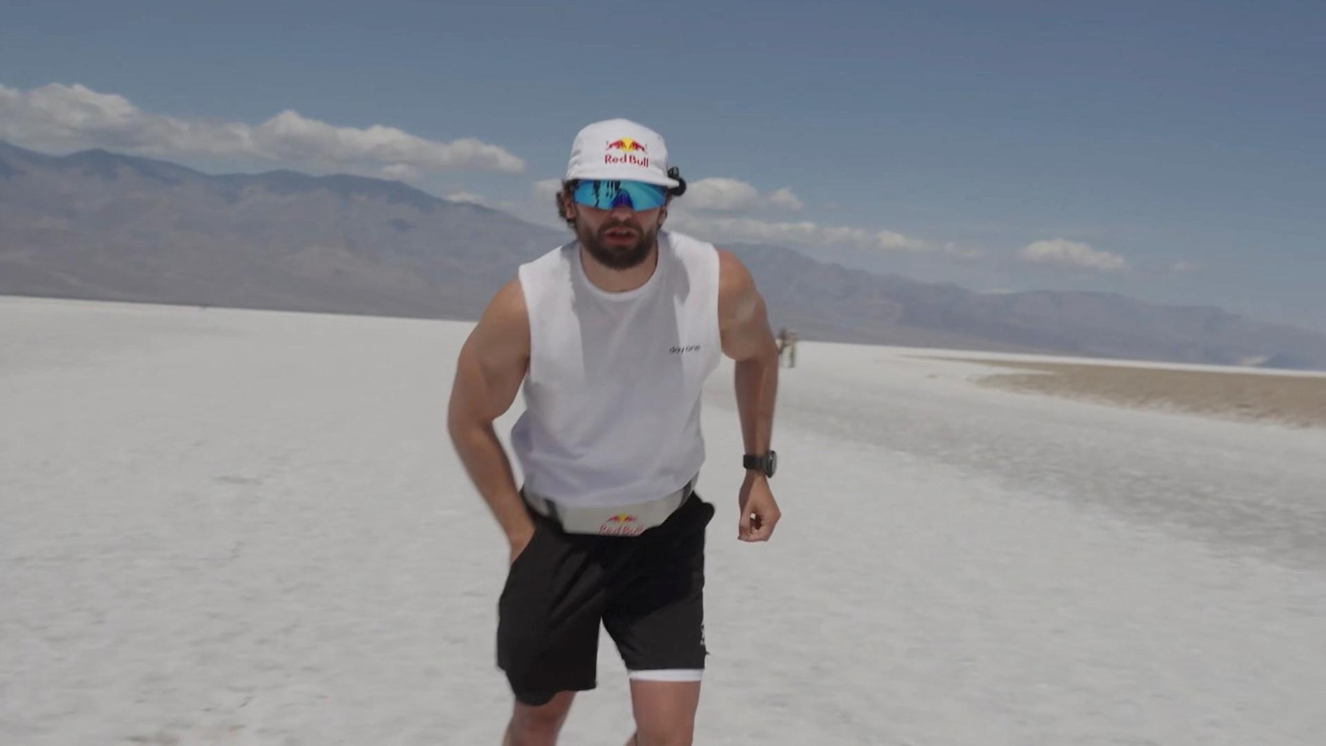 Der Berliner Extremsportler Arda Saatçi läuft im Rahmen seines 600-Kilometer-Laufs über einen Salzsee in den USA.