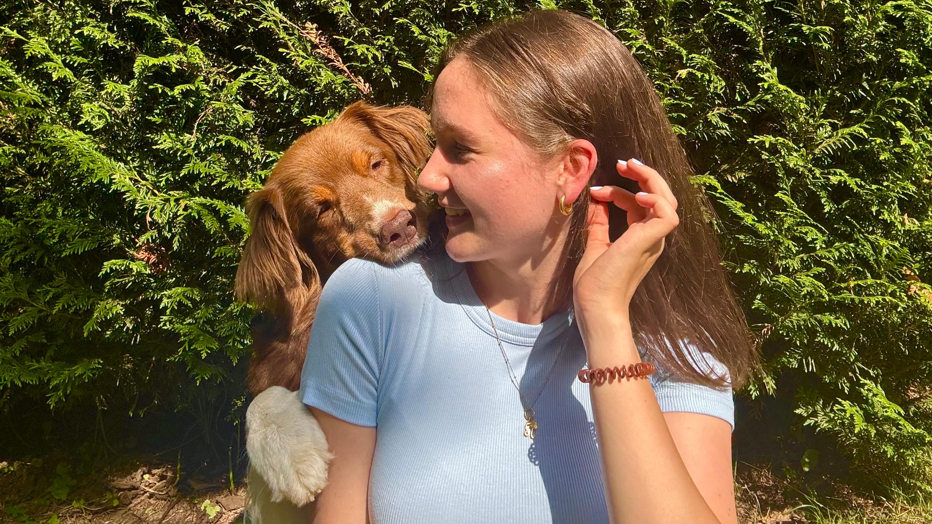 Anna Marschke und ihr Assistenz-Hund Bailey Anna Marschke und ihr Assistenz-Hund Bailey