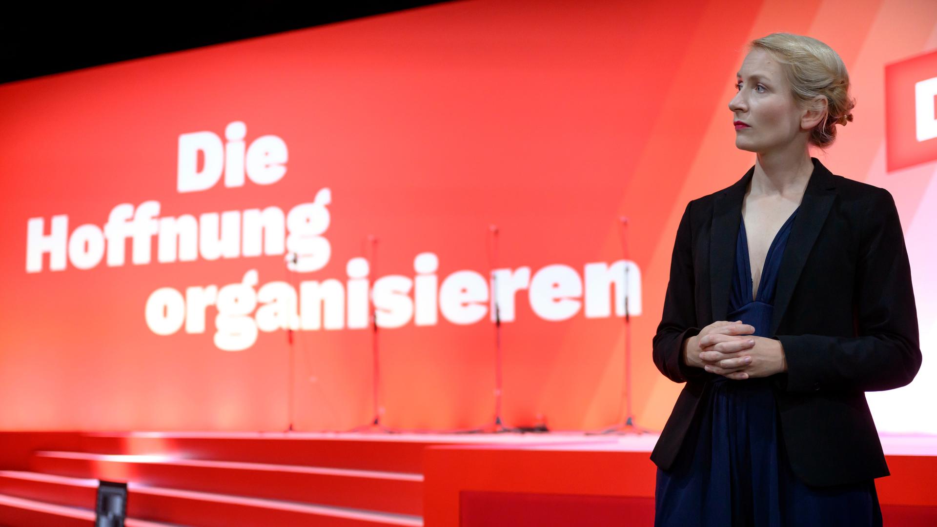 Ines Schwerdtner, Parteivorsitzende Die Linke, steht vor Beginn des Bundesparteitages der Partei Die Linke an der Bühne auf der Messe in Chemnitz.
