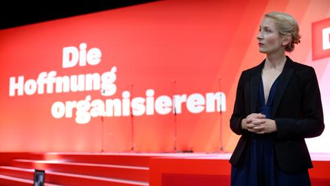 Ines Schwerdtner, Parteivorsitzende Die Linke, steht vor Beginn des Bundesparteitages der Partei Die Linke an der Bühne auf der Messe in Chemnitz.