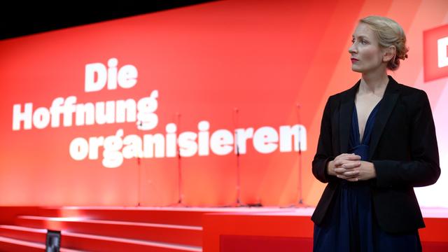 Ines Schwerdtner, Parteivorsitzende Die Linke, steht vor Beginn des Bundesparteitages der Partei Die Linke an der Bühne auf der Messe in Chemnitz.