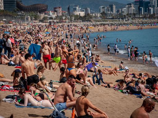 An einem sonnigen Tag im April ist der Stadtstrand von Barcelona voller Menschen