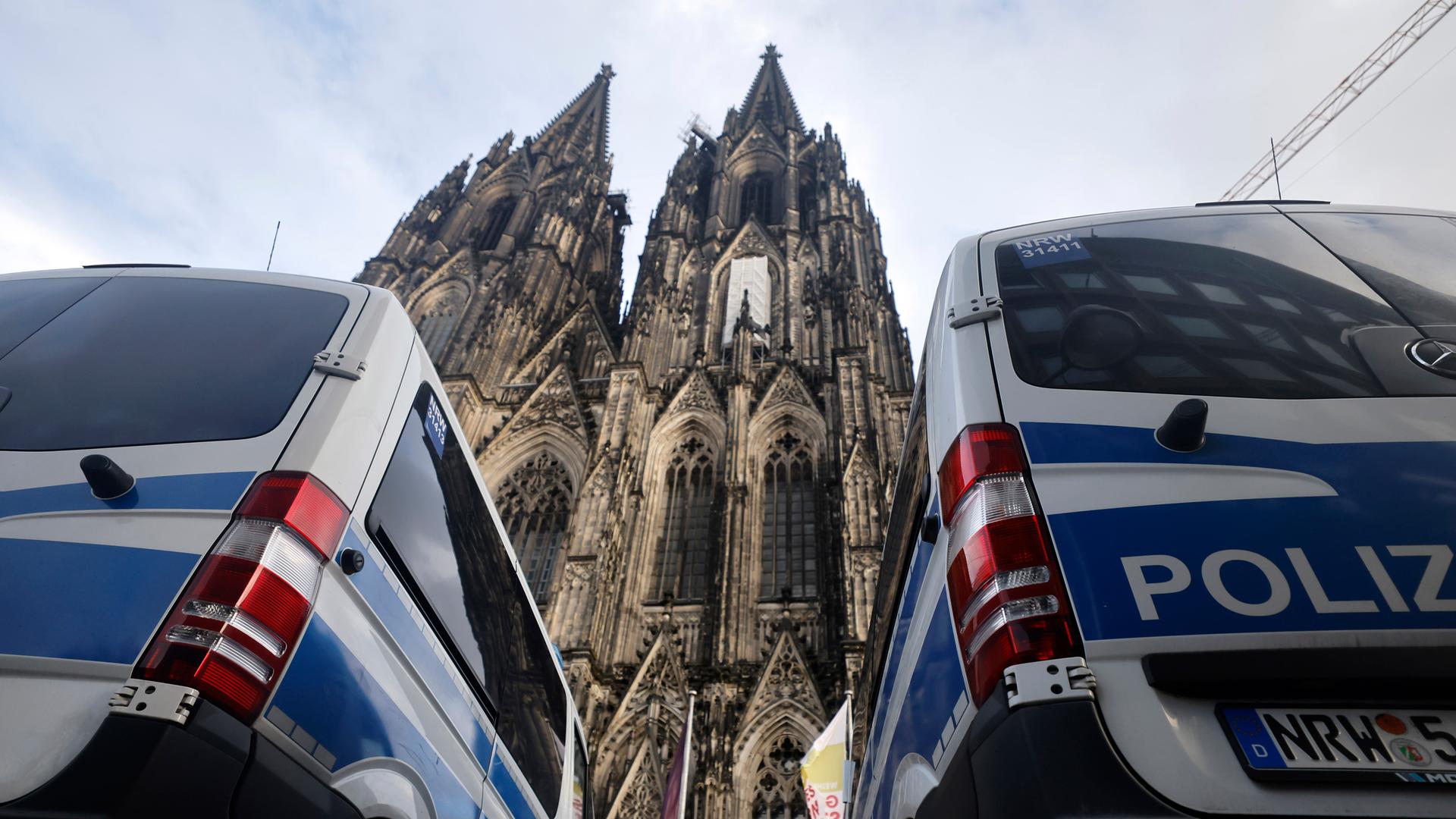 Polizeifahrzeuge stehen rund um den Kölner Dom. 