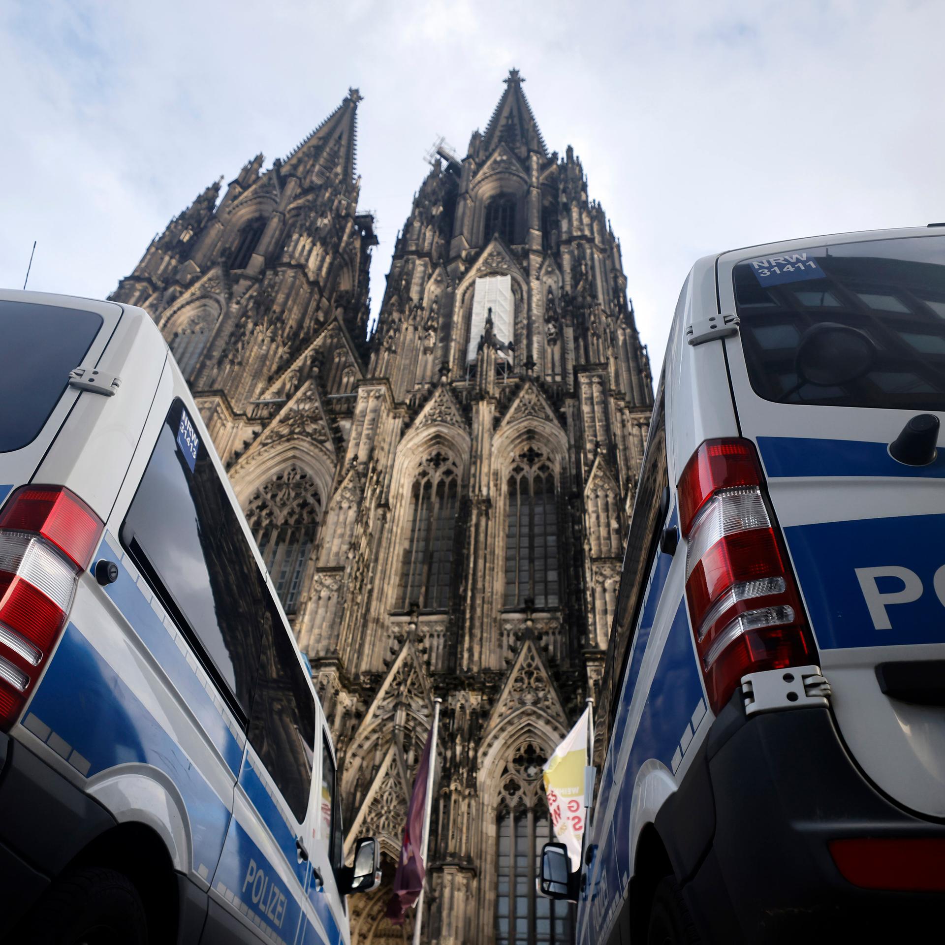 Polizeifahrzeuge stehen rund um den Kölner Dom. Terroralarm zum Jahreswechsel: Eine Terrorzelle des afghanischen ISIS-Ablegers ISPK soll über den Jahreswechsel unter anderem in Köln Anschläge geplant haben.