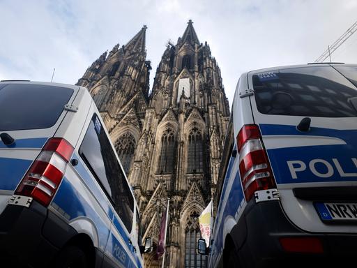 Polizeifahrzeuge stehen rund um den Kölner Dom. Terroralarm zum Jahreswechsel: Eine Terrorzelle des afghanischen ISIS-Ablegers ISPK soll über den Jahreswechsel unter anderem in Köln Anschläge geplant haben.
