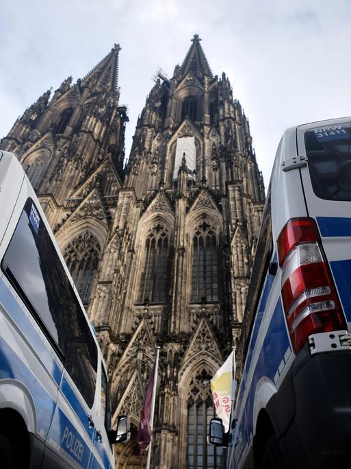 Polizeifahrzeuge stehen rund um den Kölner Dom. Terroralarm zum Jahreswechsel: Eine Terrorzelle des afghanischen ISIS-Ablegers ISPK soll über den Jahreswechsel unter anderem in Köln Anschläge geplant haben.