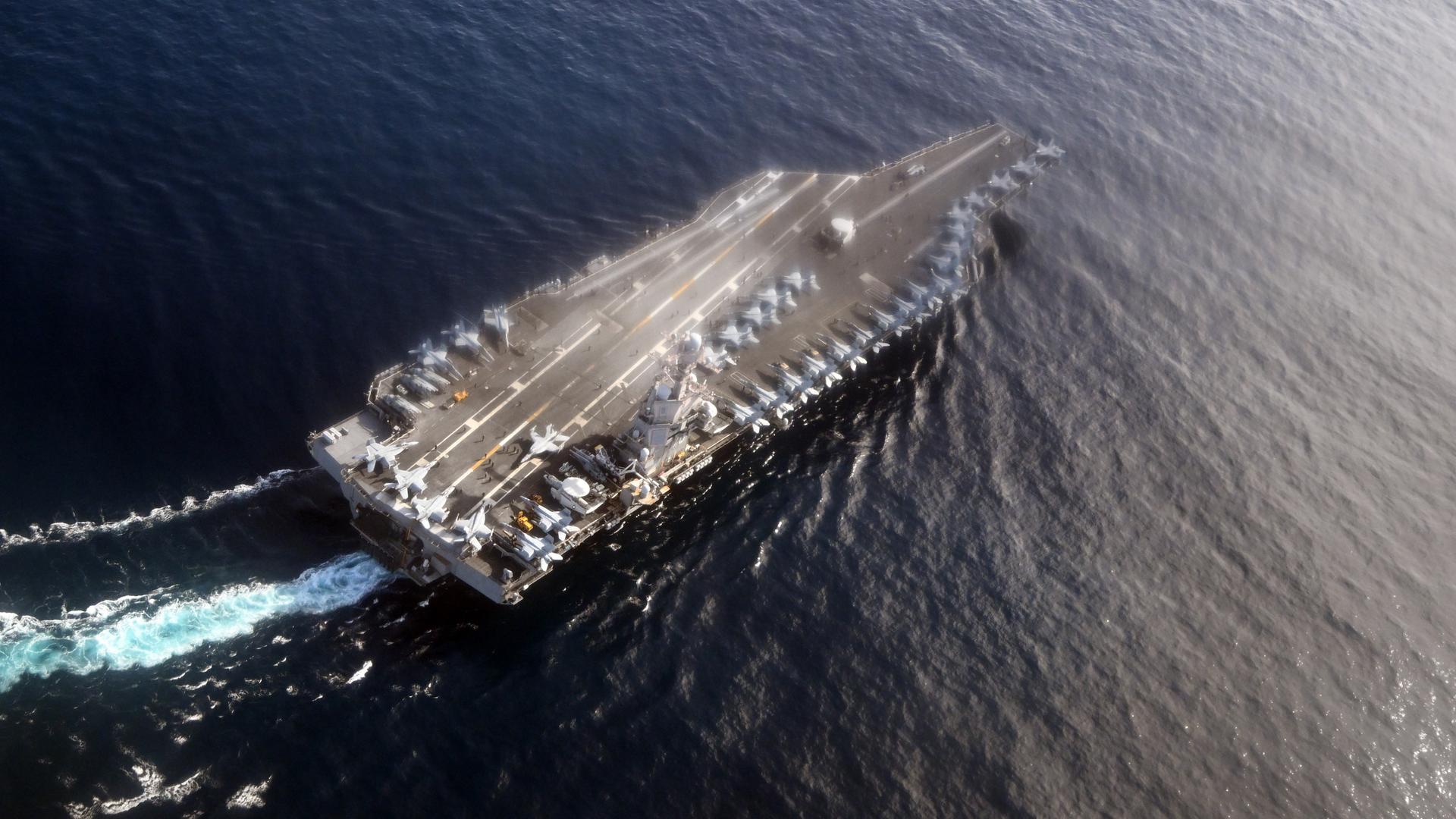 Der Flugzeugträger "USS Gerald R. Ford" fährt durch das Meer.