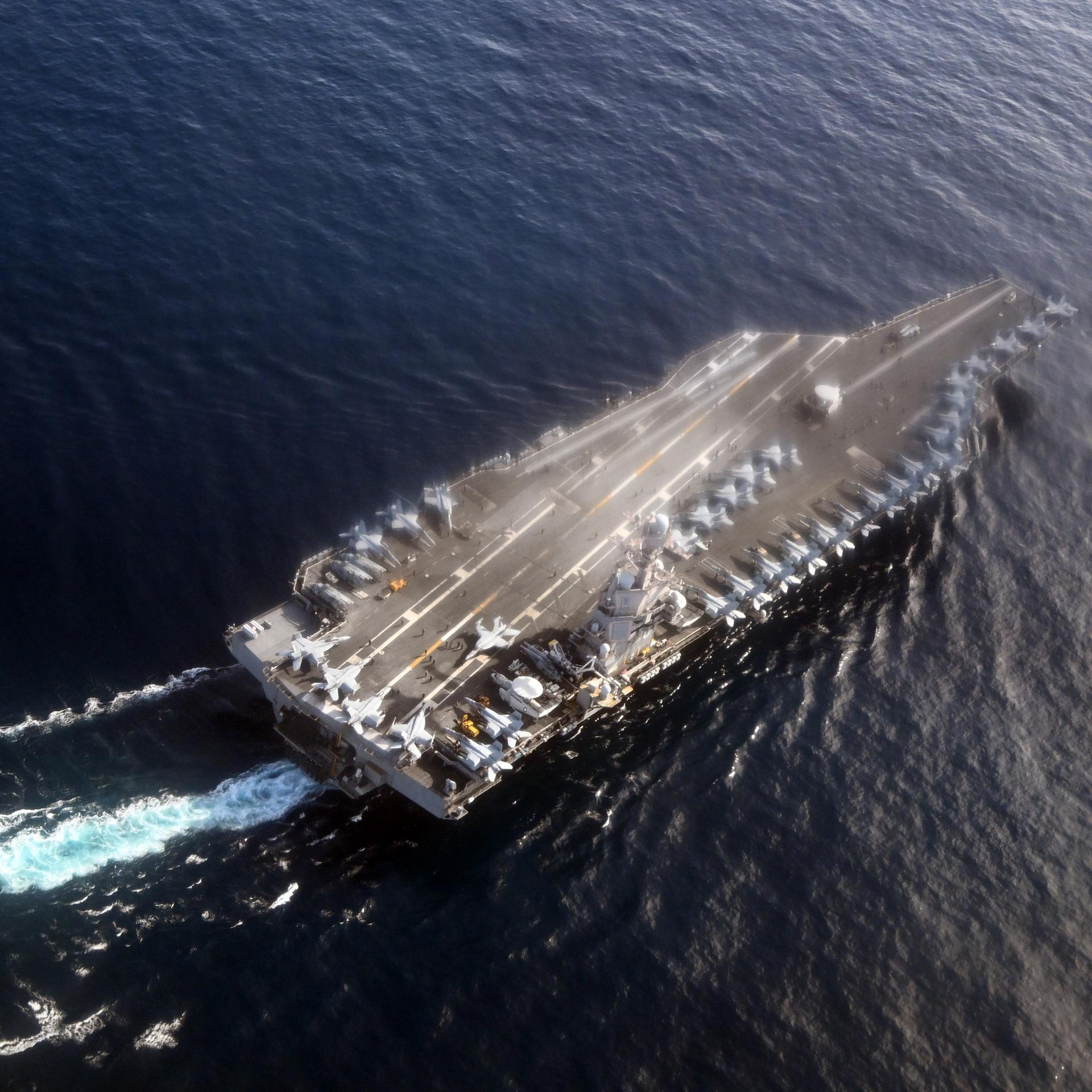 Der Flugzeugträger "USS Gerald R. Ford" fährt durch das Meer.