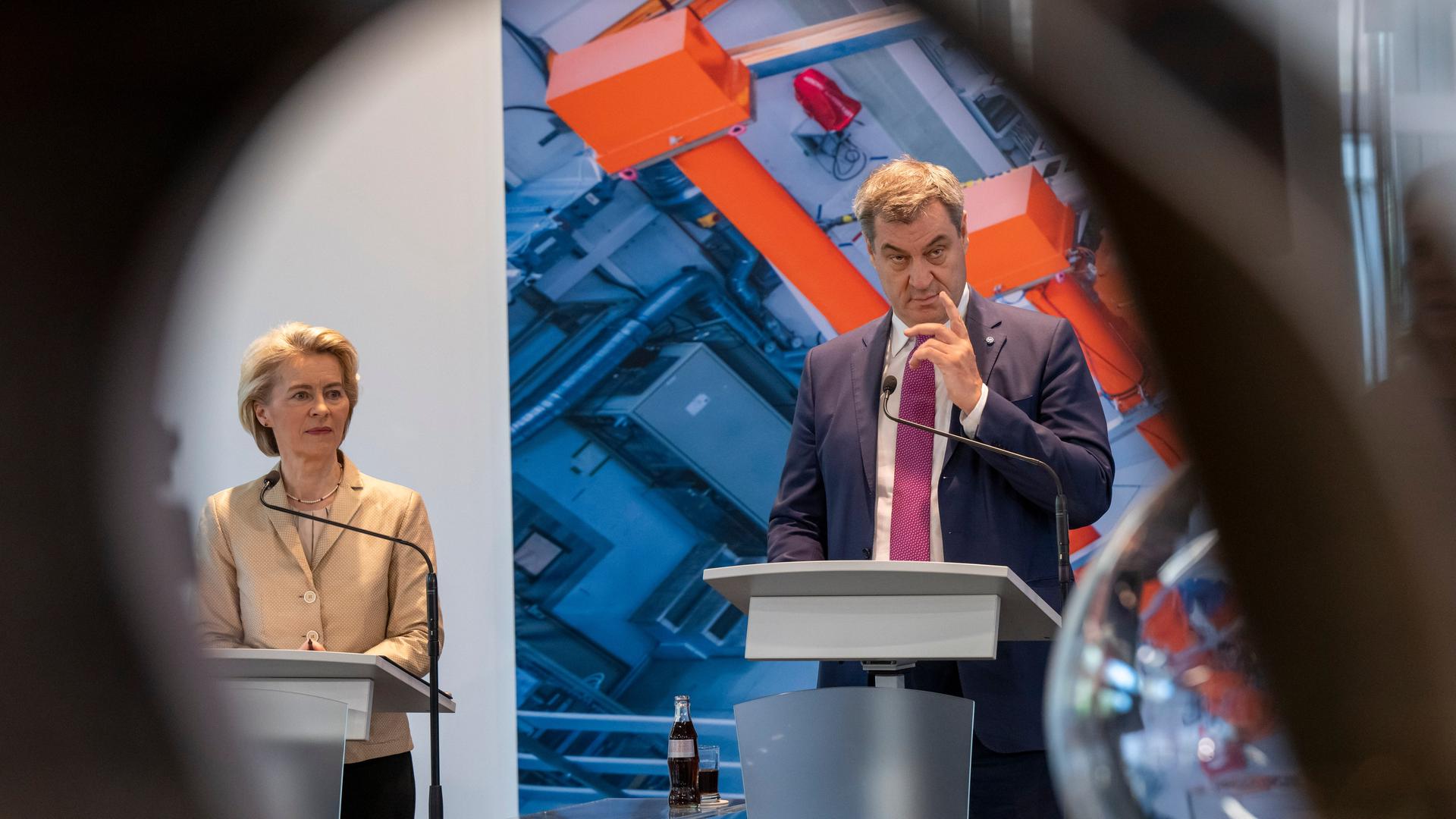 Garching: Ursula von der Leyen (CDU), Präsidentin der Europäischen Kommission, und Markus Söder, (CSU) Ministerpräsident von Bayern, geben eine Pressekonferenz.