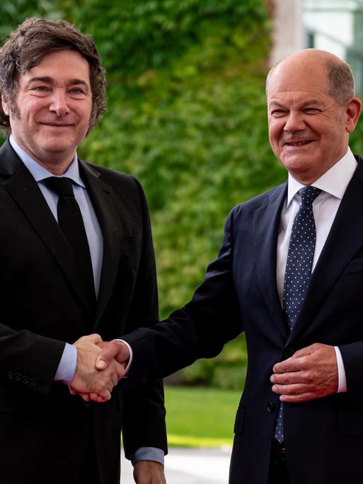 Bundeskanzler Olaf Scholz empfängt Javier Milei (l), Präsident von Argentinien, vor dem Bundeskanzleramt.