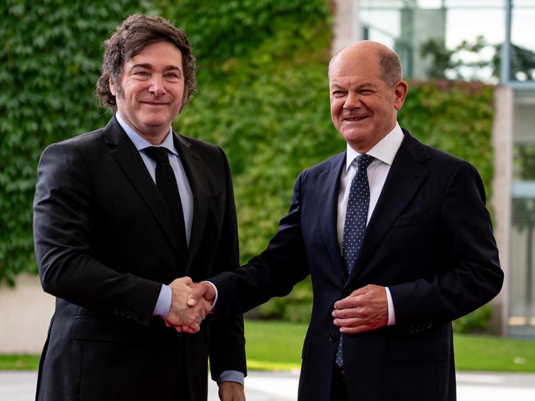 Bundeskanzler Olaf Scholz empfängt Javier Milei (l), Präsident von Argentinien, vor dem Bundeskanzleramt.