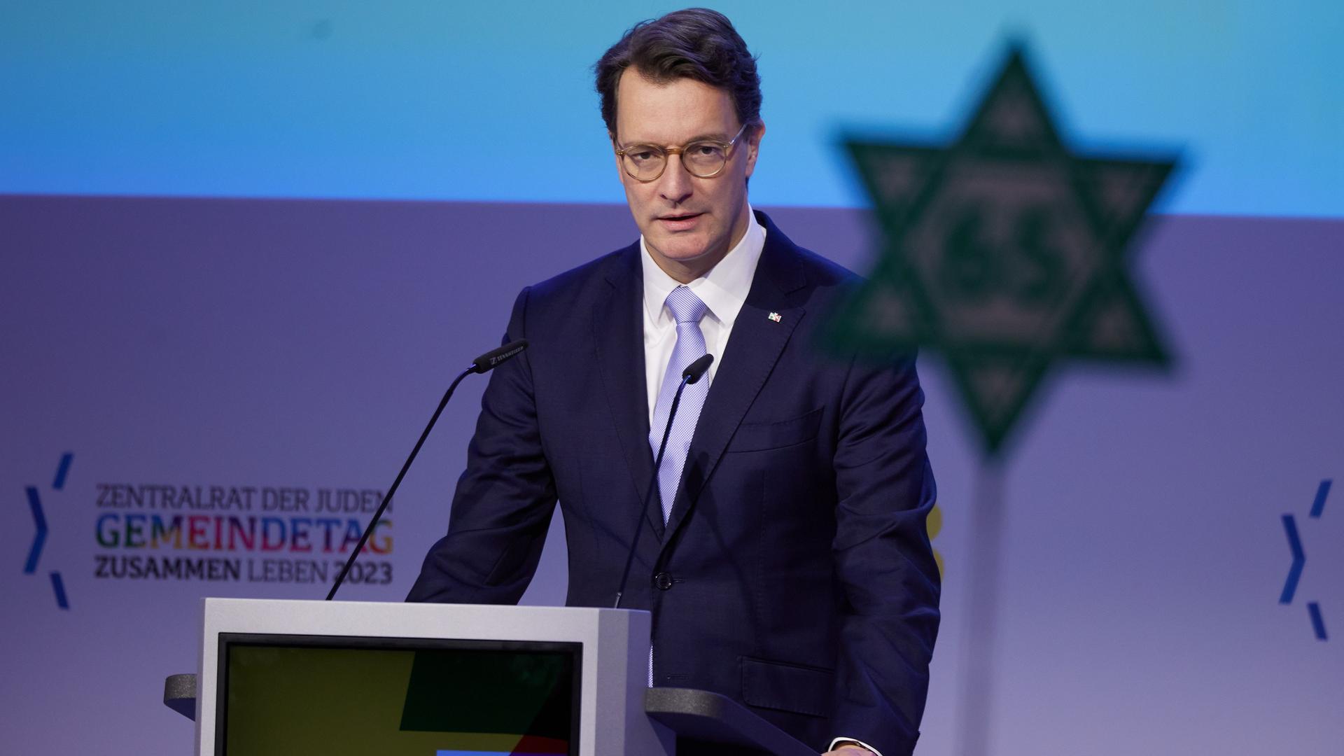 Berlin: Hendrik Wüst (CDU), Ministerpräsident Nordrhein-Westfalens, spricht beim Gemeindetag des Zentralrats der Juden 2023. Berlin: Hendrik Wüst (CDU), Ministerpräsident Nordrhein-Westfalens, spricht beim Gemeindetag des Zentralrats der Juden 2023.