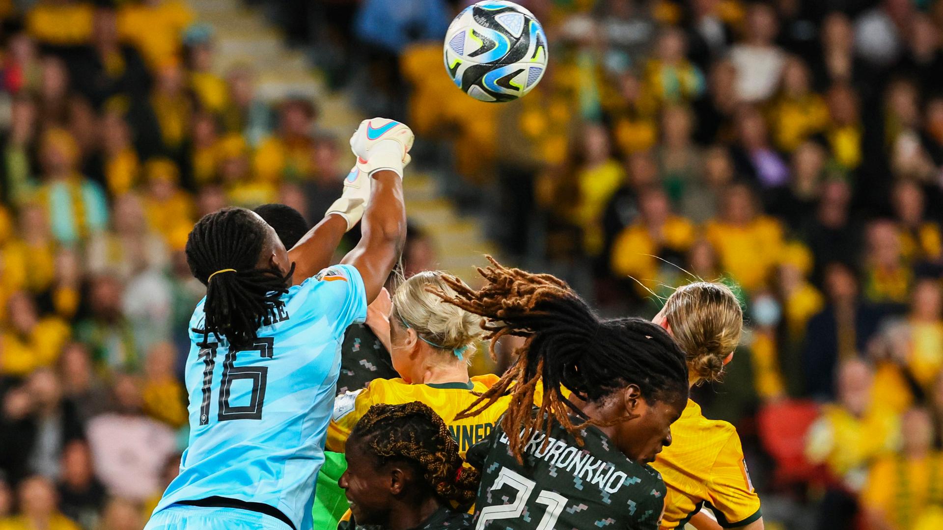 Australien, Brisbane: Fußball, Frauen: WM, Australien - Nigeria: Nigerias Torhüterin Chiamaka Nnadozie (l) wehrt einen Ball mit der Faust ab.