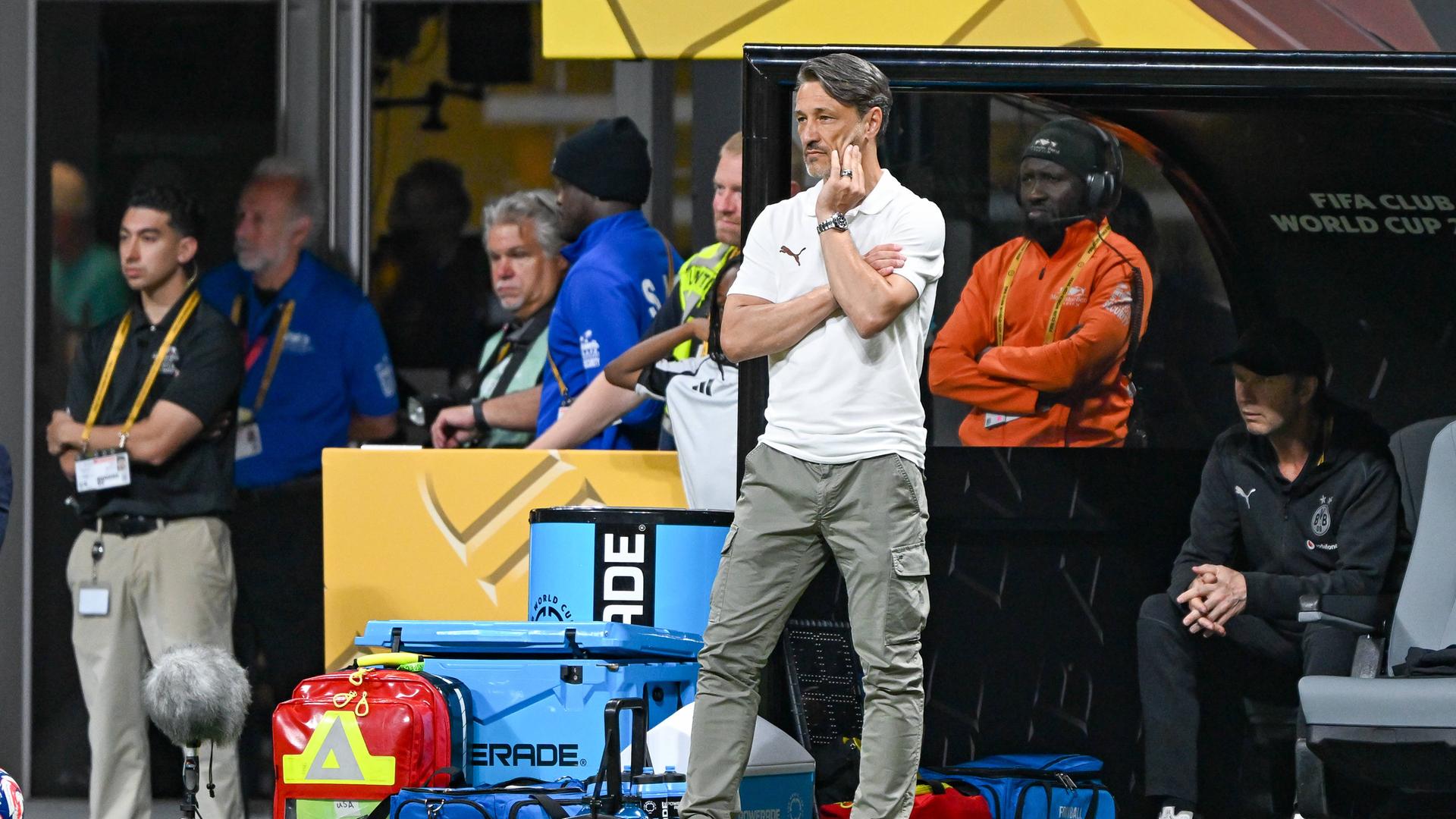 Dortmund-Trainer Niko Kovac steht während eines Spiels am Spielfeldrand. Dortmund-Trainer Niko Kovac steht während eines Spiels am Spielfeldrand.