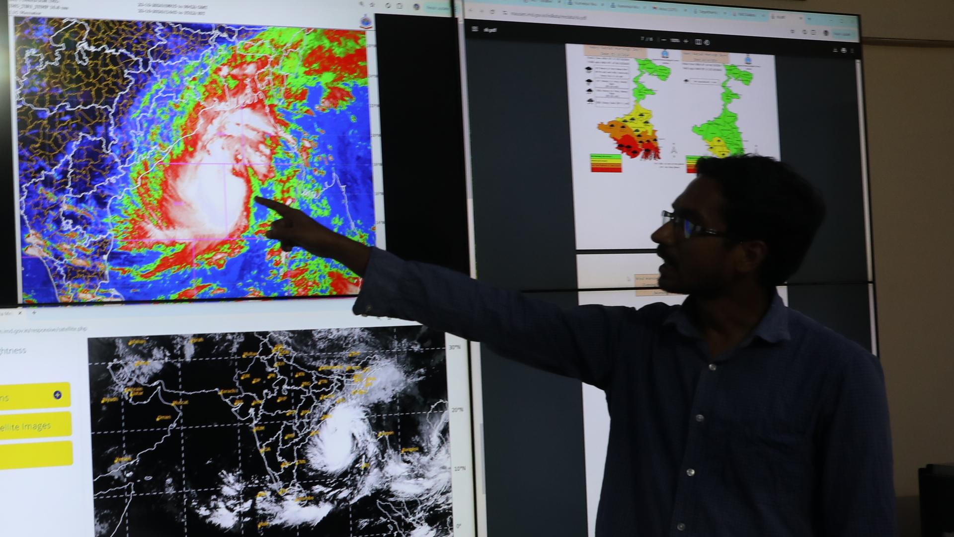 Kolkata: Ein Wissenschaftler der India Meteorological Department Earth System Science Organisation zeigt auf einen Ausschnitt des Bildschirms, der die Position des Zyklons "Dana" für die Medienvertreter in seinem Büro in Kolkata zeigt.