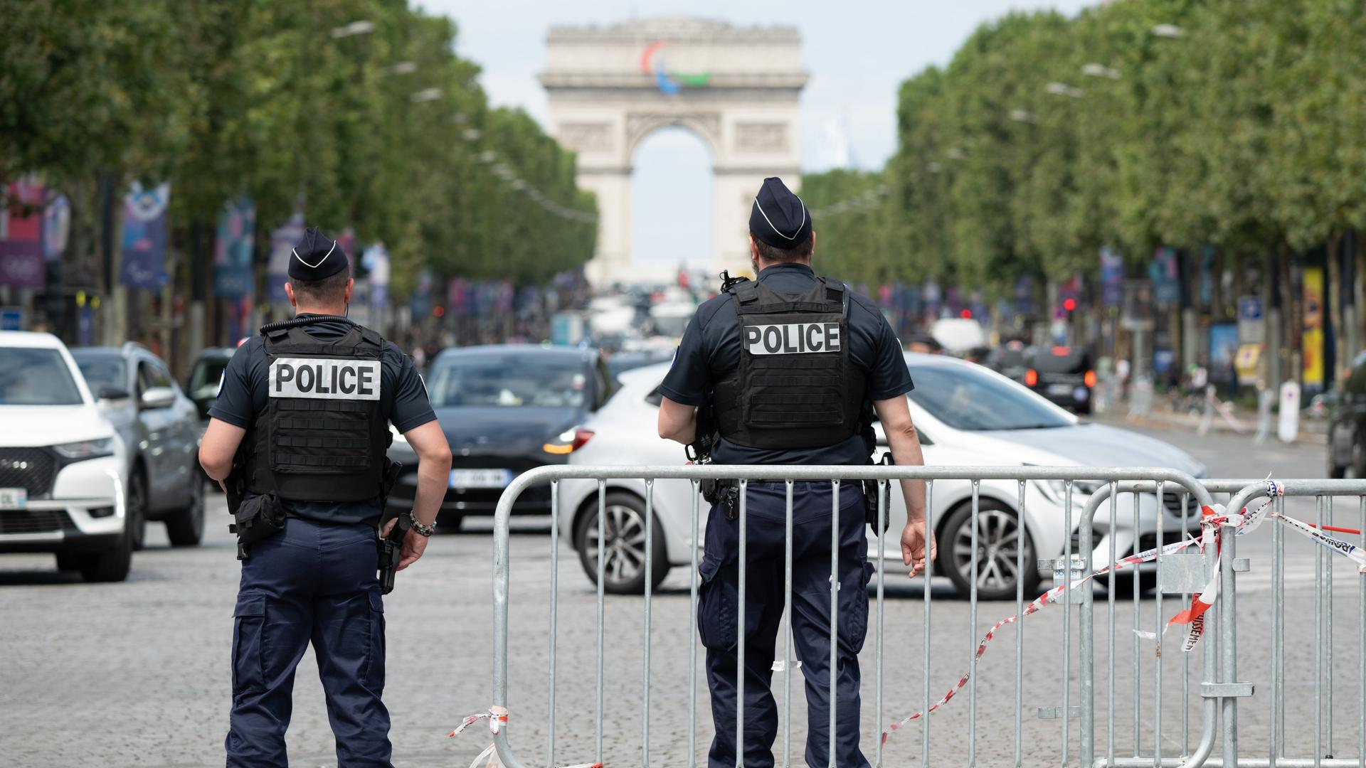 Paris: Polizisten überwachen auf der Champs Élysées vor dem Arc de Triomphe den Verkehr. 