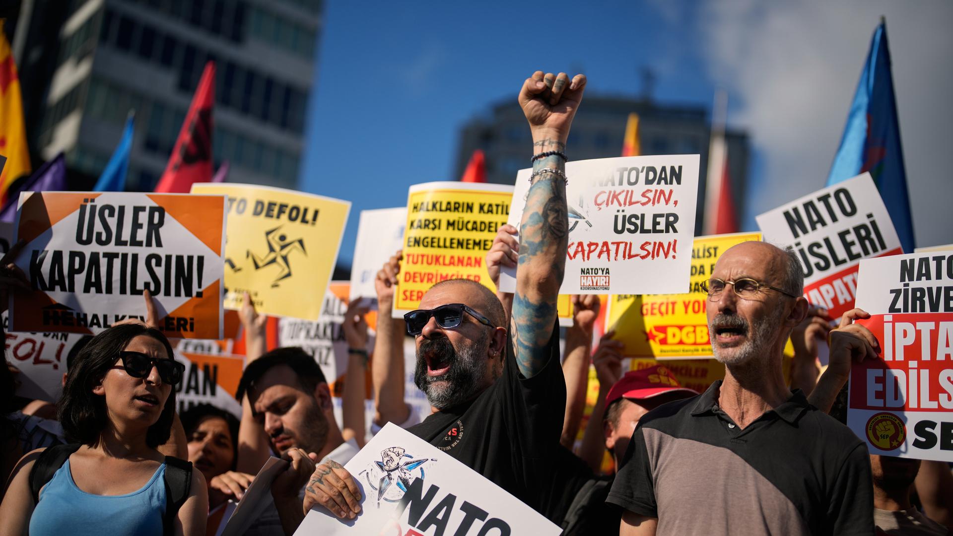 Demonstranten in Istanbul halten Anti-NATO-Schilder in die Höhe Demonstranten in Istanbul halten Anti-NATO-Schilder in die Höhe