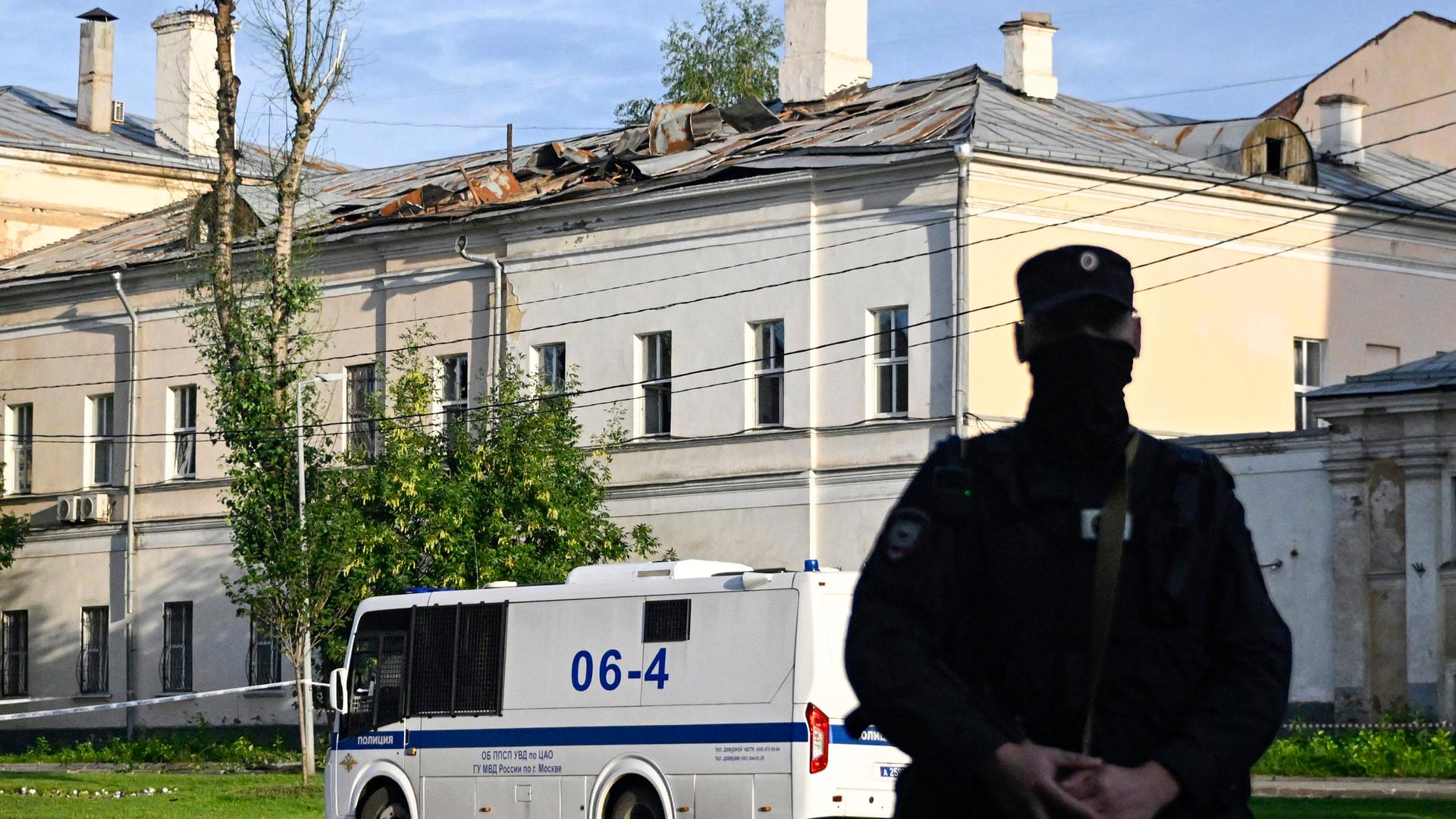 Die Polizei sichert ein beschädigtes Haus im "Komsomolsky Prospekt" in Moskau Die Polizei sichert ein beschädigtes Haus im "Komsomolsky Prospekt" in Moskau