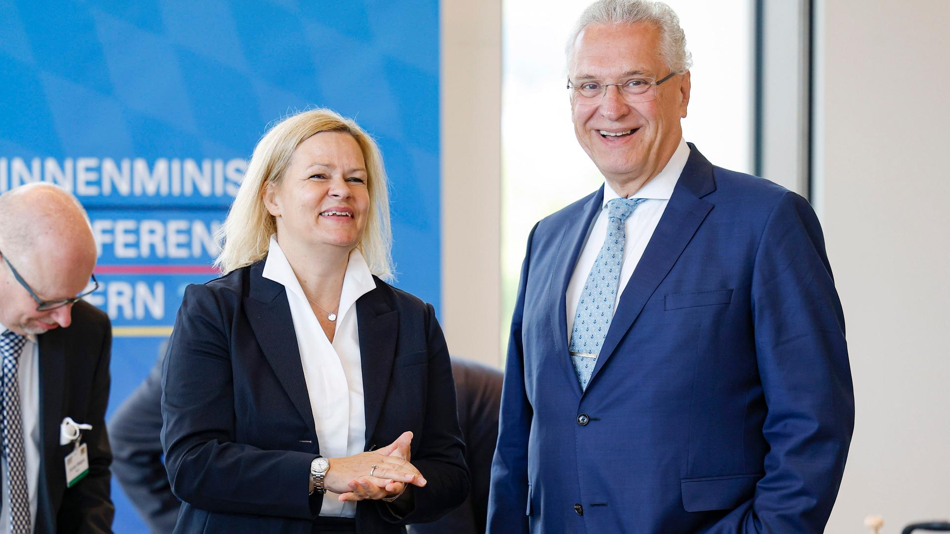 Würzburg: Nancy Faeser (l, SPD), Bundesministerin des Innern und für Heimat, und Joachim Herrmann (r, CSU), Staatsminister des Innern von Bayern, unterhalten sich am letzten Tag der Innenministerkonferenz (IMK).