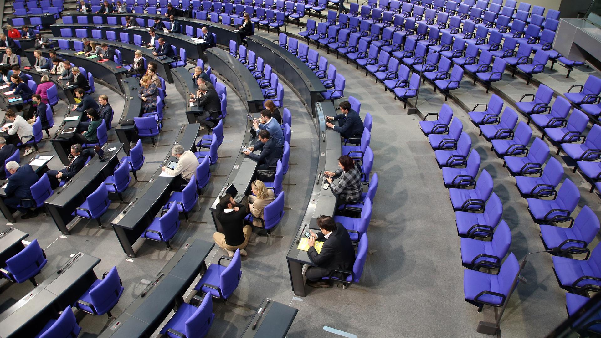 Abgeordnete sitzen im Deutschen Bundestag in Berlin.