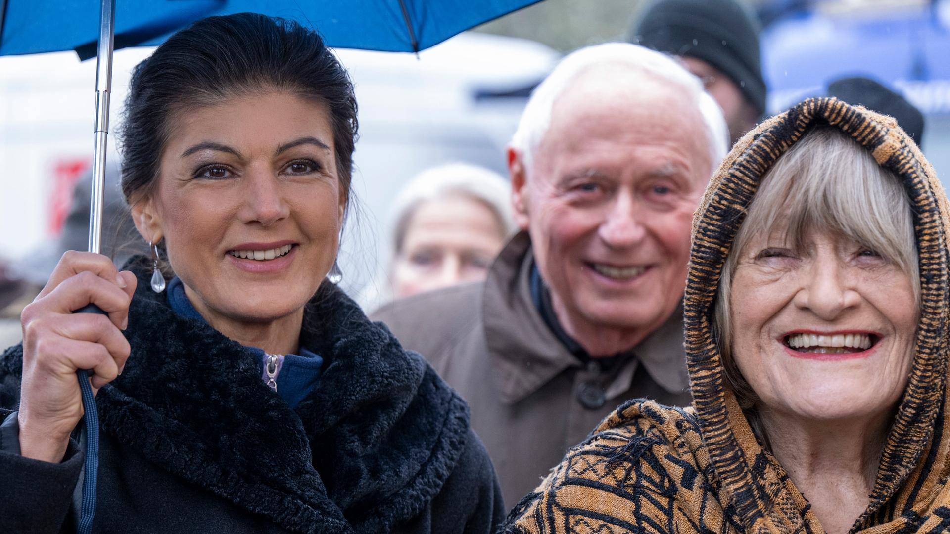 Sahra Wagenknecht, Oskar Lafontaine und Alice Schwarzer auf dem Weg zu der umstrittenen Friedens-Demonstration in Berlin. Am Brandenburger Tor in Berlin haben sich mehrere Tausend Menschen zu einer Kundgebung für Verhandlungen mit Russland im Ukraine-Krieg versammelt.