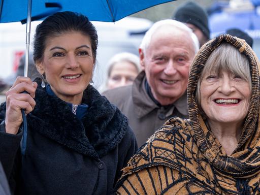 Sahra Wagenknecht, Oskar Lafontaine und Alice Schwarzer auf dem Weg zu der umstrittenen Friedens-Demonstration in Berlin. Am Brandenburger Tor in Berlin haben sich mehrere Tausend Menschen zu einer Kundgebung für Verhandlungen mit Russland im Ukraine-Krieg versammelt.