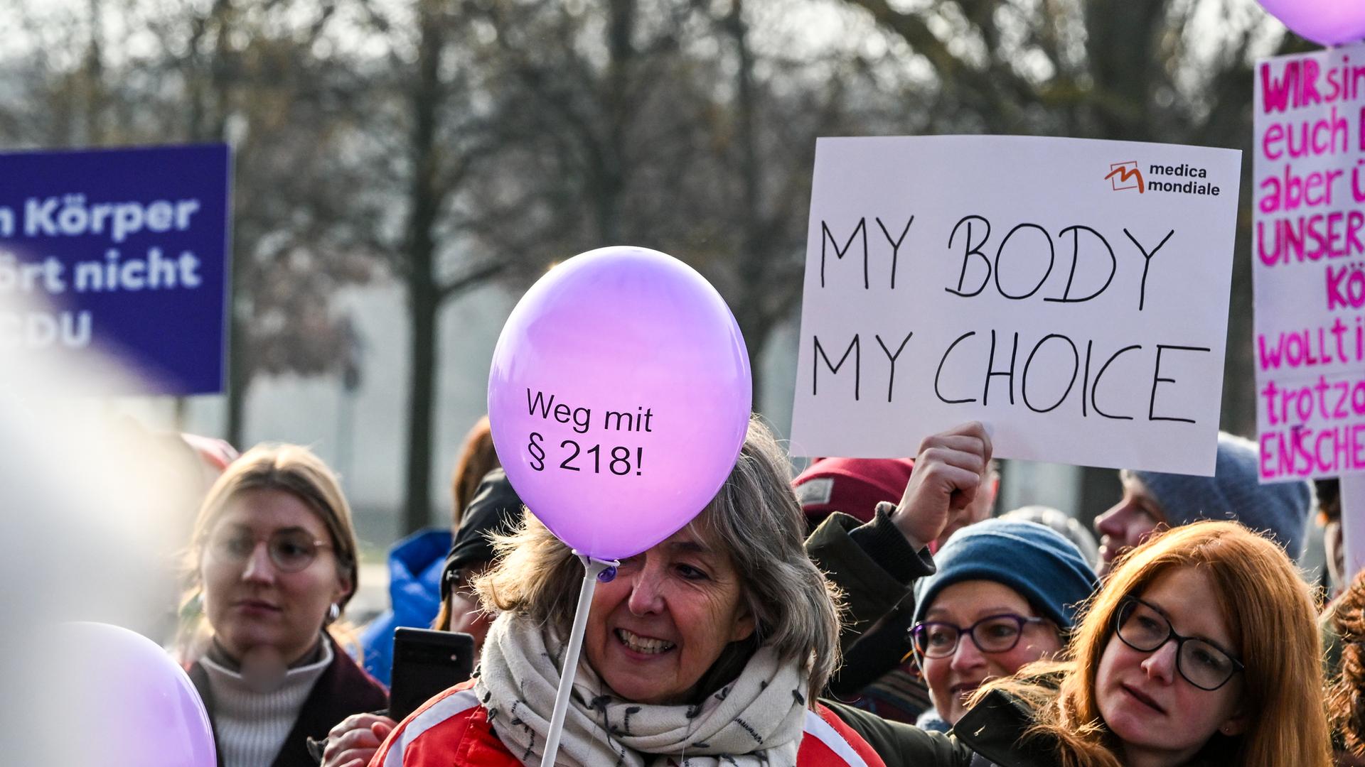 Anlässlich der Sachverständigenanhörung vom Rechtsausschuss demonstrieren Bündnisse für sexuelle Selbstbestimmung und für die Legalisierung von Schwangerschaftsabbrüchen vor dem Paul-Löbe-Haus.
